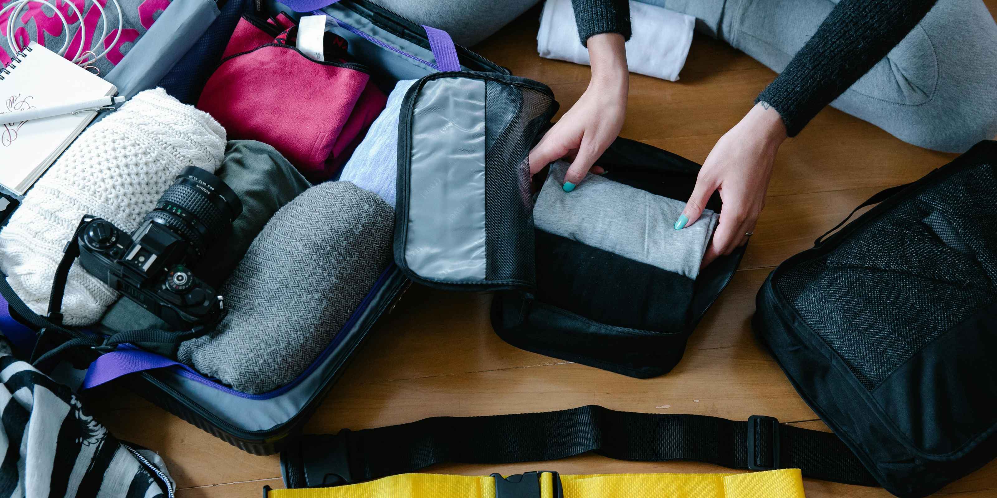 Travel accessory luggage divider